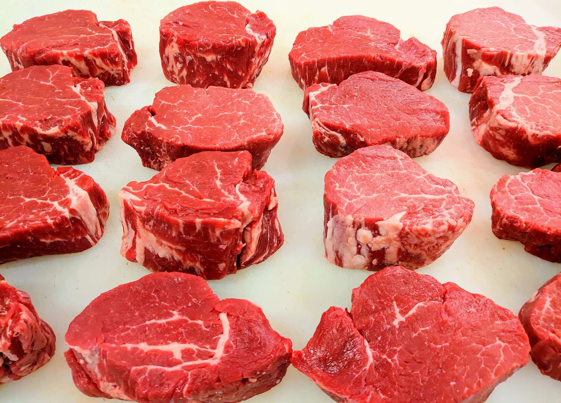 世田谷の美味しい輸入牛専門肉屋です！美味しそうなお肉がズラズラリ
