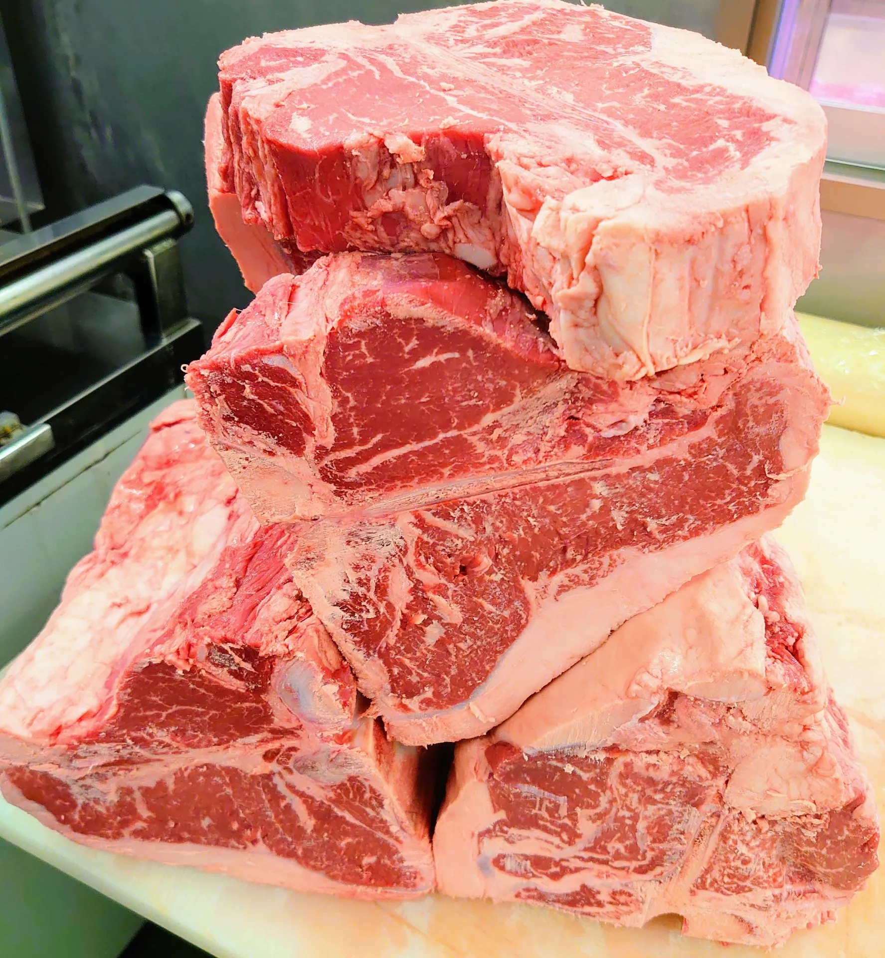 世田谷の輸入牛専門オンライン肉屋です！ステーキ用や骨付き肉等、スーパーで売っていない特別なお肉を取り揃えております!